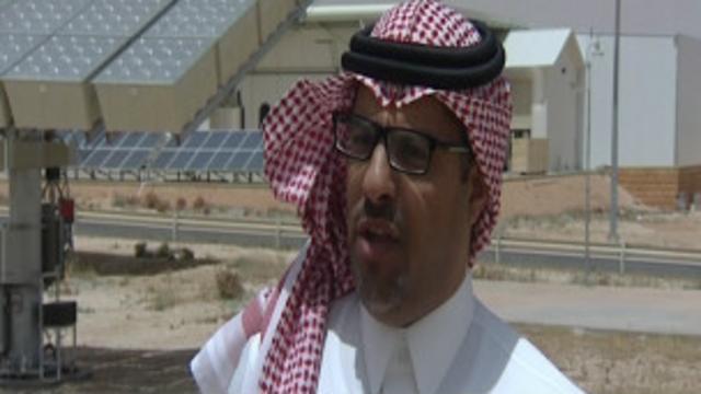 عادل الشهيوين مدير محطة أبحاث الطاقة الشمسية في العيينة.