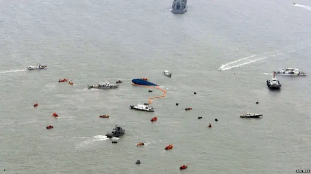 航拍軍民船艇參與搜救歲月號客輪被困人員情況（17/4/2014）