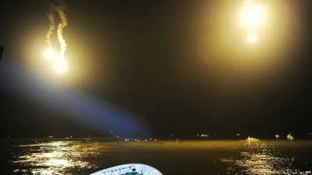 韓國海警在歲月號沉沒海面發射照明彈（17/4/2014）