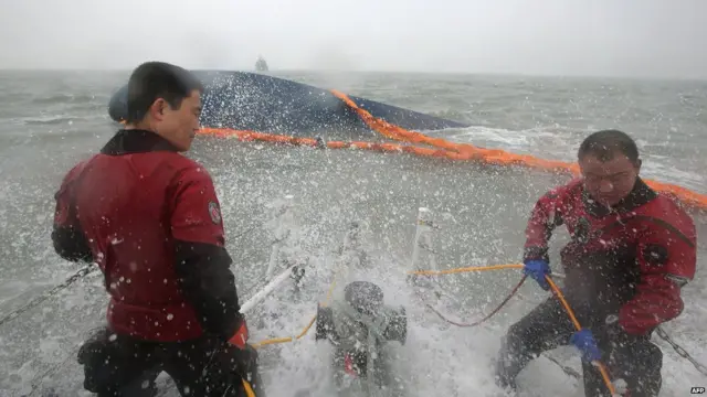 歲月號沉沒現場一艘救援艇被大浪擊中（17/4/2014）