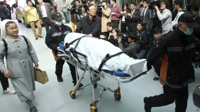 一名遇難學生遺體運抵京畿道安山市某醫院（17/4/2014）