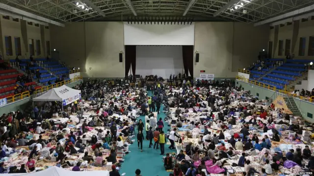 珍島體育館中的乘客家屬與倖存者（17/4/2014）