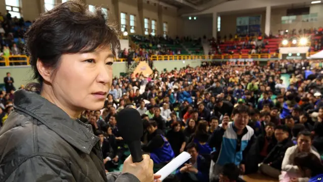 朴槿惠在珍島體育館向乘客家屬講話（17/4/2014）