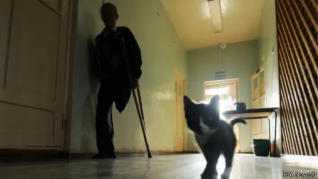 Инвалид в коридоре больницы