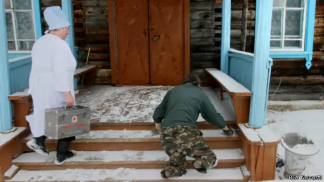 Инвалид взбирается на крыльцо больницы