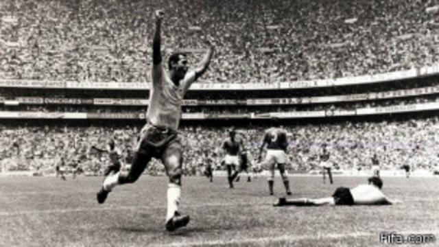 Carlos Alberto Torres comemora gol com a seleção na Copa de 1970 / Crédito da foto: Fifa.com