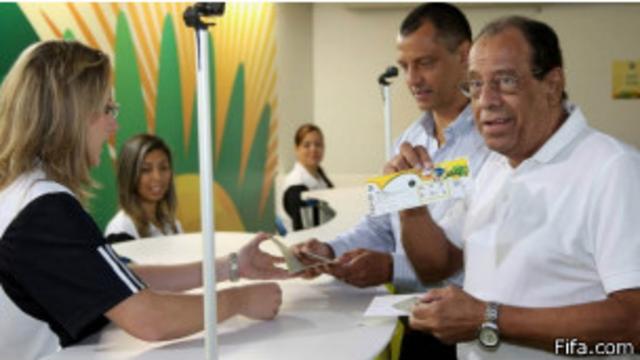 Carlos Alberto Torres mostra sistema de retirada de ingressos da Fifa para Copa das Confederações / Crédito da foto: Divulgação Fifa