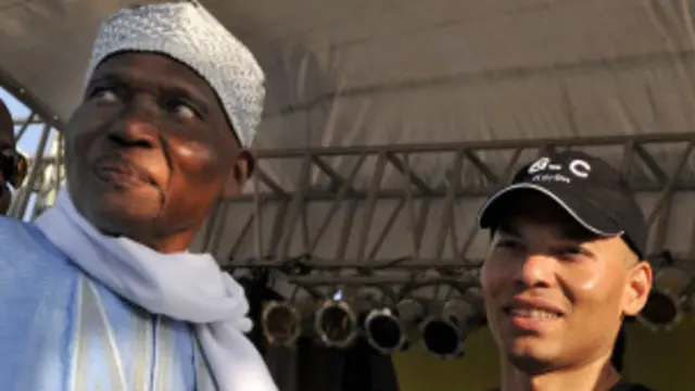 Abdoulaye Wade, qui était attendu mercredi à Dakar, après 22 mois d'absence, devrait arriver finalement aujourd'hui.