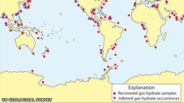 جمنی نشانات ان مقامات کو ظاہر کرتے ہیں جہاں سےمیتھین ہائیڈریٹ دریافت ہو چکی ہے جبکہ سرخ مقامات اس خزانے کے ممکنہ مقامات کو ظاہر کرتے ہیں 