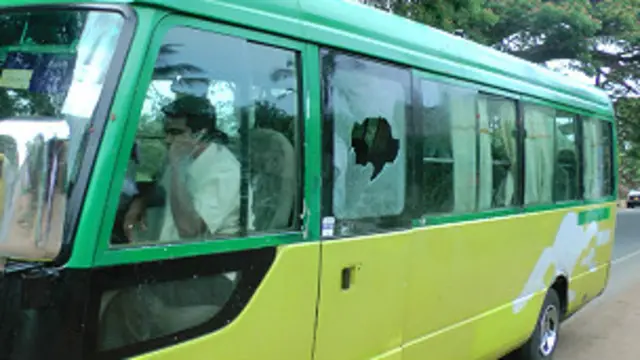 'මමයි මන්ත්‍රීවරු අතින් අල්ලාගෙන ගිහිල්ල බස් එකට නැන්ගුවේ'