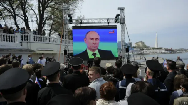 Đám đông ở Crimea tụ tập xem truyền hình trực tiếp phát biểu của ông Putin