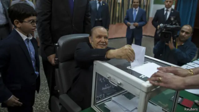 بوتفليقة (77 عاما) أدلى بصوته وهو على كرسي متحرك. 