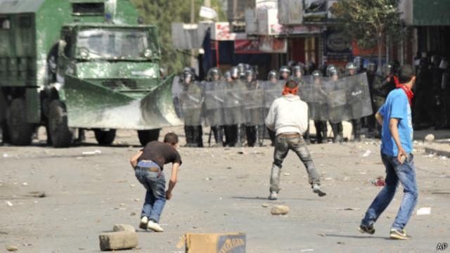 وقعت اشتباكات بين الشرطة الجزائرية وشباب معارضين في بعض المناطق.
