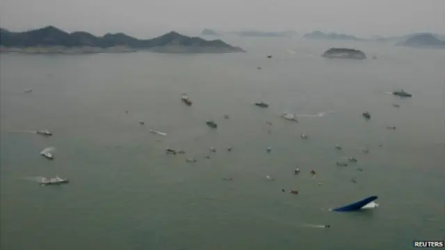 Các tàu hải quân và dân sự cùng với máy bay và trực thăng được điều động cho công tác tìm kiếm