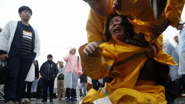 悲痛欲绝的失踪者家属（2014年4月18日）