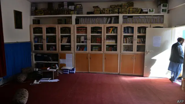 රතු පල්ලියේ ඉමාම්වරයා වන රැඩිකල් මතධාරී මවුලානා අබ්දුල් අසීස් මෙම පාසලේ පාලකයායි