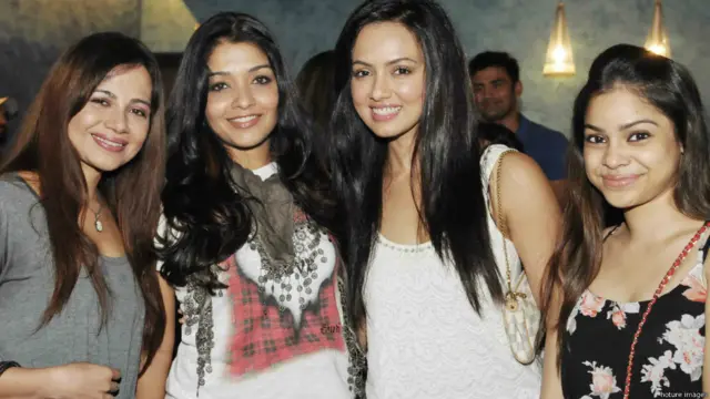 'टू स्टेट्स' देखने आए सितारे!