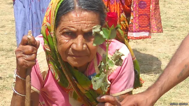 झारखंड, बुजुर्ग महिला वोटर लाल गुलाब