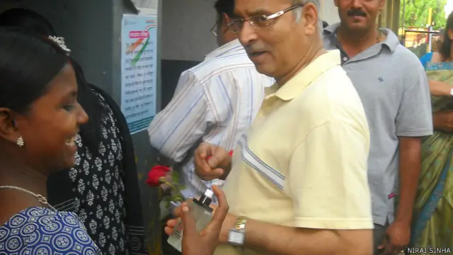 झारखंड, बुजुर्ग महिला वोटर लाल गुलाब