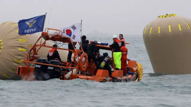 राहत और बचाव कार्य में जुटे दल