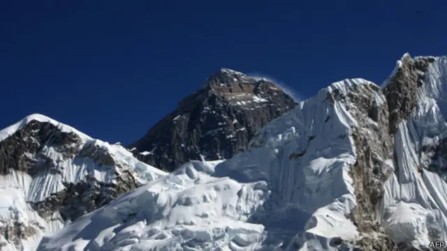 هرساله صدها تن برای صعود به اورست به نپال سفر می کنند