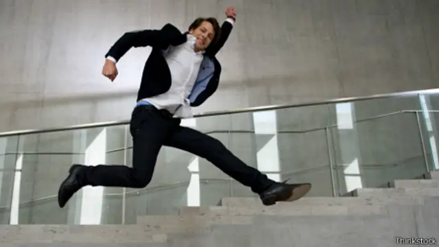 Радостный офисный работник