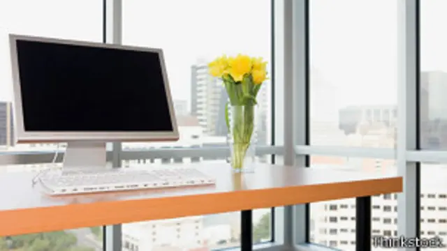 Пустой офисный стол