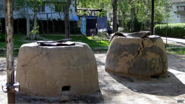 Общественные тануры во дворе дома