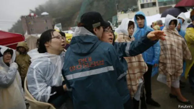 Parentes das vítimas esperam por notícias (Reuters)