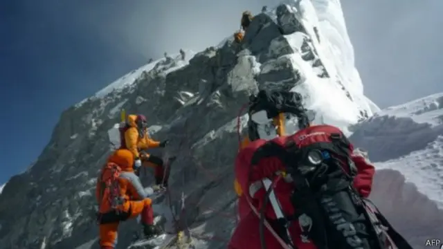 تم إنقاذ عدد من المتسلقين، ولكن ما زال عدد آخر في عداد المفقودين.