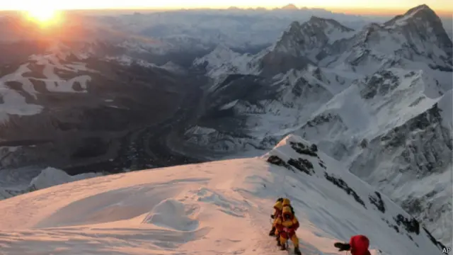 ماؤنٹ ایورسٹ کو سب سے پہلے 1953 میں نیوزی لینڈ کے کوہ پیما ایڈمنڈ ہلیری اور ان کے مقامی گائیڈ تنزنگ نورگے نے سر کیا تھا