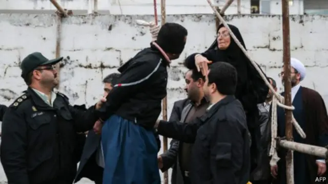 تقدمت أم الضحية وصفعت وجه بلال، قاتل ابنها عبد الله وسط ذهول الجموع التي تتابع المشهد