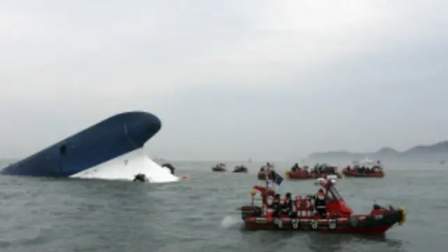 د بیړۍ نیول شوی کپتان وايي "ما له دې ویرې چې خلک په اوبو کې له نورو ستونزو سره مخامخ نه شي له بیړۍ نه د وتلو امر وځنډاوه."