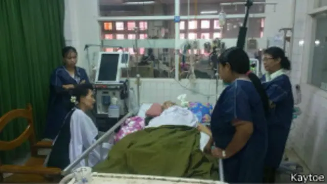 Daw Suu at U Win Tin's bed side
