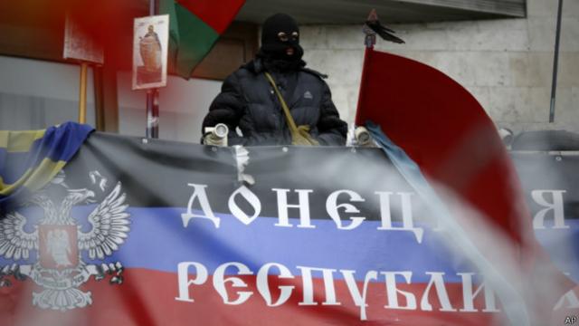 المسلحون الذين يحتلون المباني الحكومية شرق أوكرانيا يصرون على تنحي الحكومة المركزية المؤقتة في كييف.