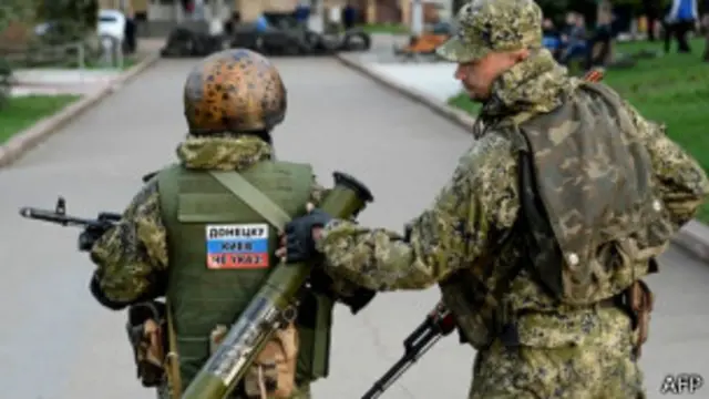 مردان مسلح در شهر اسلوویانسک در شرق اوکراین