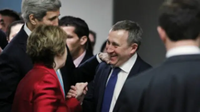 جنیوا معاہدے میں فریقین نے یہ بھی فیصلہ کیا تھا کہ تمام حکومت مخالف مظاہرین کو عام معافی حاصل ہوگی