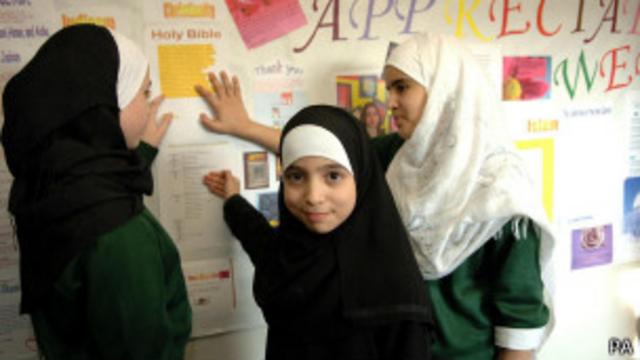 ثمة جدل دائر حول سيطرة إسلاميين على عدد من المدارس الحكومية في بريطانيا.