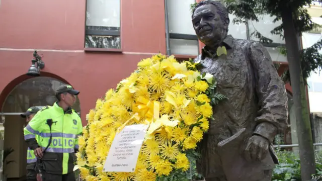 Patung Gabriel Marquez didirikan di Kolombia untuk menghormati novelis berpengaruh itu.