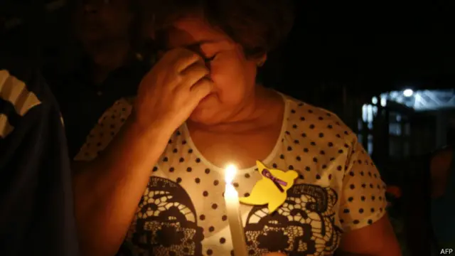 Warga Kolumbia terlihat tertunduk sedih setelah mendengar kematian Gabo.