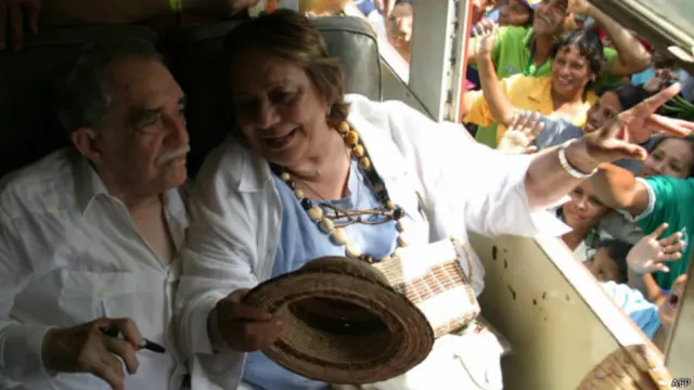 Pada 2006, Gabriel Marquez telrihat diabadikan dengan istrinya di sebuah perjalanan.