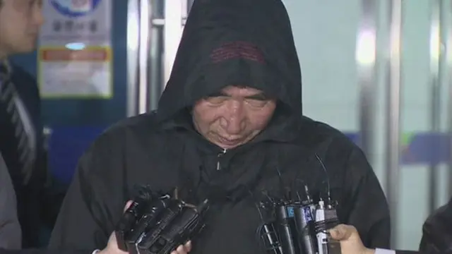 کشتی کے کپتان نے تسلیم کیا ہے کہ کشتی خالی کرنے کا حکم دینے میں ان سے تاخیر ہوئی کیونکہ انھیں مسافروں کے ڈوب کر بہہ جانے کا خدشہ تھا