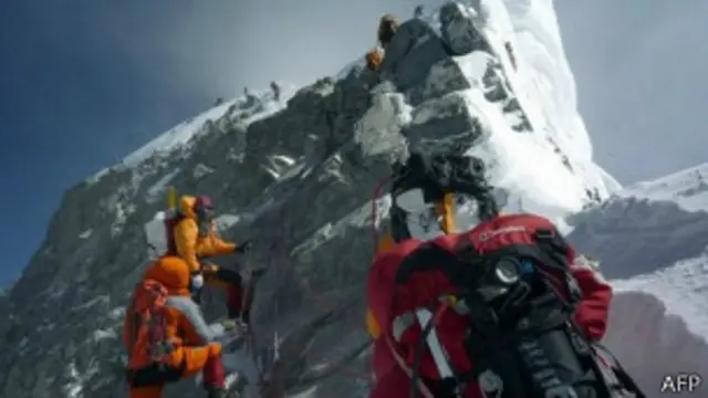 کوہ پیمائی کے تین ماہ کے موسم میں شرپا گائیڈزآٹھ ہزار ڈالر تک کما لیتے ہیں