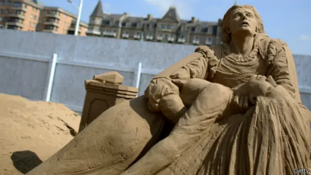 يحمل المهرجان عنوان "ذات مرة" وأغلب الأعمال مستوحاة من قصص الأطفال.