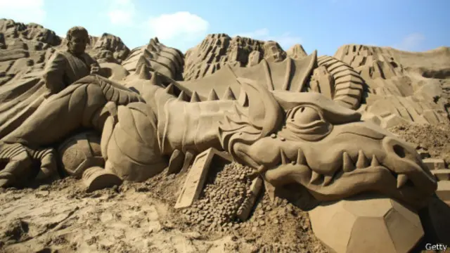 يقبل النحاتون على المهرجان رغم هشاشة الرمال واختفاء أعمالهم في وقت وجيز.