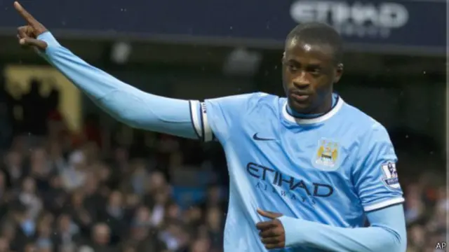 يايا تورية لاعب فريق مانشستر سيتي يحي الجماهير في أرض الملعب