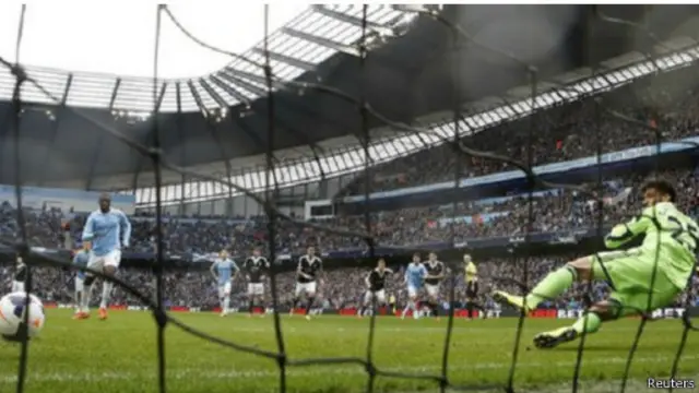 يا يا تورية يسدد بنجاح ضربة جزاء مع فريقه مانشستر سيتس في الدور الإنجليزي