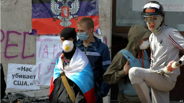 Подростки у захваченного здания