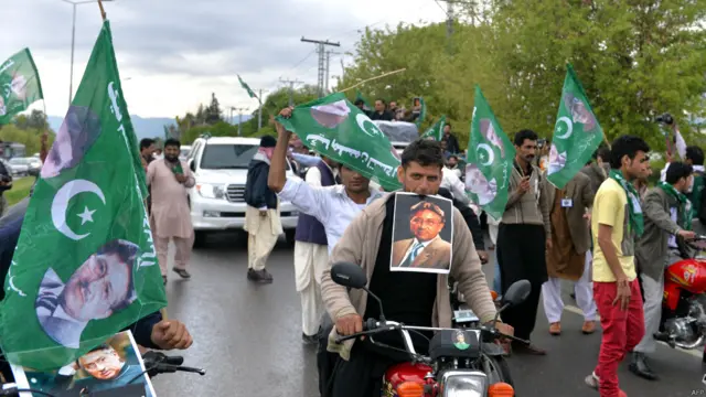 پرویز مشرف کے حامیوں کا رواں ماہ یہ دوسرا مظاہرہ ہے۔ اس سے پہلے کراچی میں ان کے حق میں مظاہرہ ہو چکا ہے۔ پرویز مشرف پر غداری کے مقامے میں فردِ جرم عائد ہونے اور اس کے بعد حکومت کی جانب سے انھیں بیرون ملک جانے کی اجازت دینے سے انکار کے بعد بعض حلقوں کے مطابق فوج اور حکومت کے درمیان تعلقات میں تناؤ آیا ہے۔