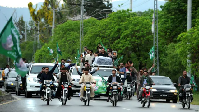 اس کا ایک تاثر اس وقت ملا جب چند دن پہلے وفاقی وزیرِ دفاع خواجہ آصف نے پارلیمنٹ میں اور پھر ایک نجی ٹی وی چینل کو دیے گئے انٹرویو میں کہا تھا کہ اب کوئی فوجی آمر جمہوریت کی بساط لپیٹ کر اقتدار پر شب خون نہیں مار سکے گا۔ اُنھوں نے کہا کہ فوج کے ایک ادارے نے غداری کے مقدمے کے ملزم پرویز مشرف کو پناہ دے رکھی ہے۔